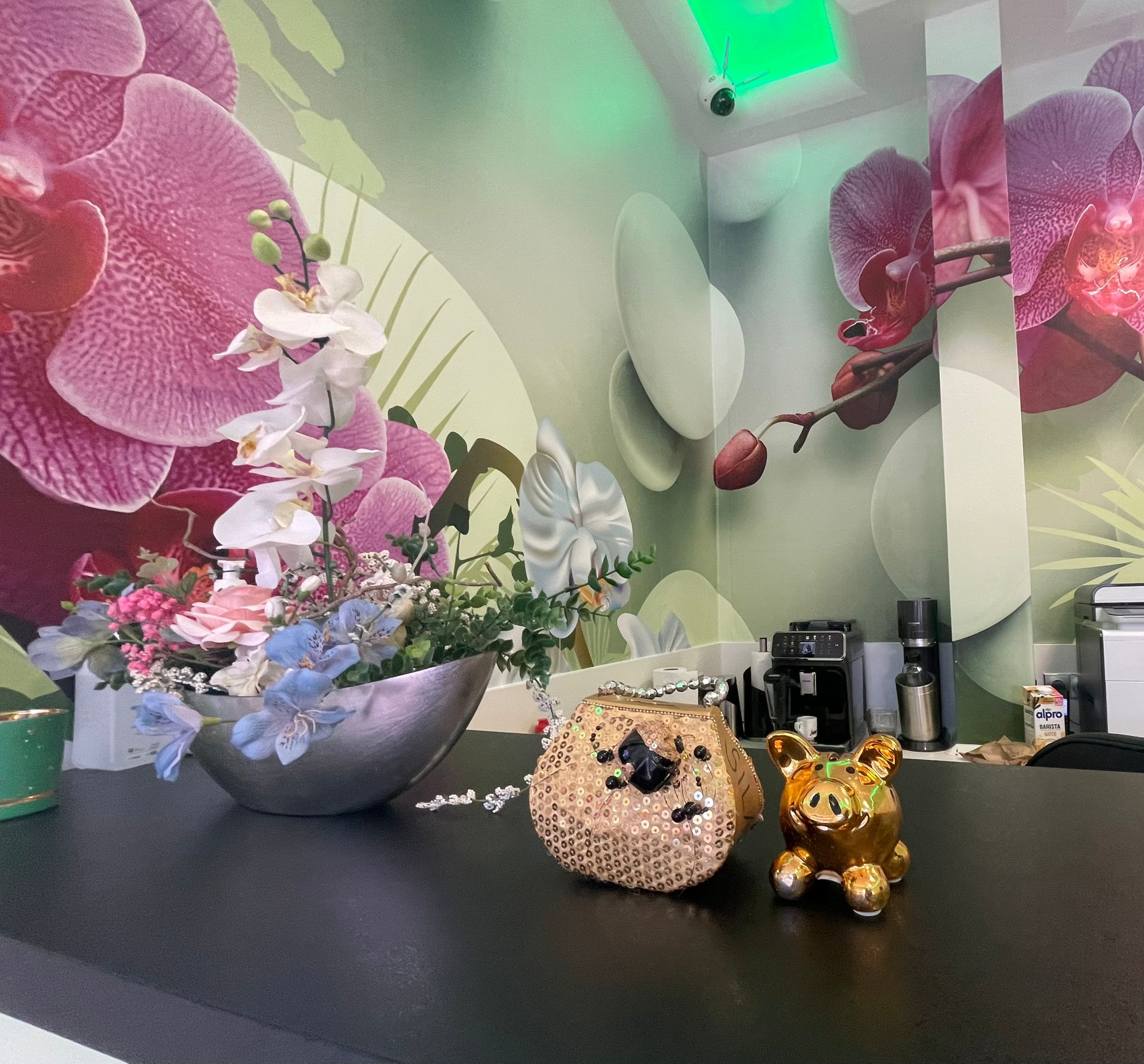 Florale Wandgestaltung mit Orchideen im ABINI Studio