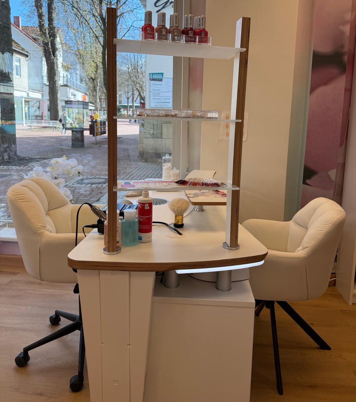 Nailart- und Manik&uuml;re-Platz im ABINI Studio