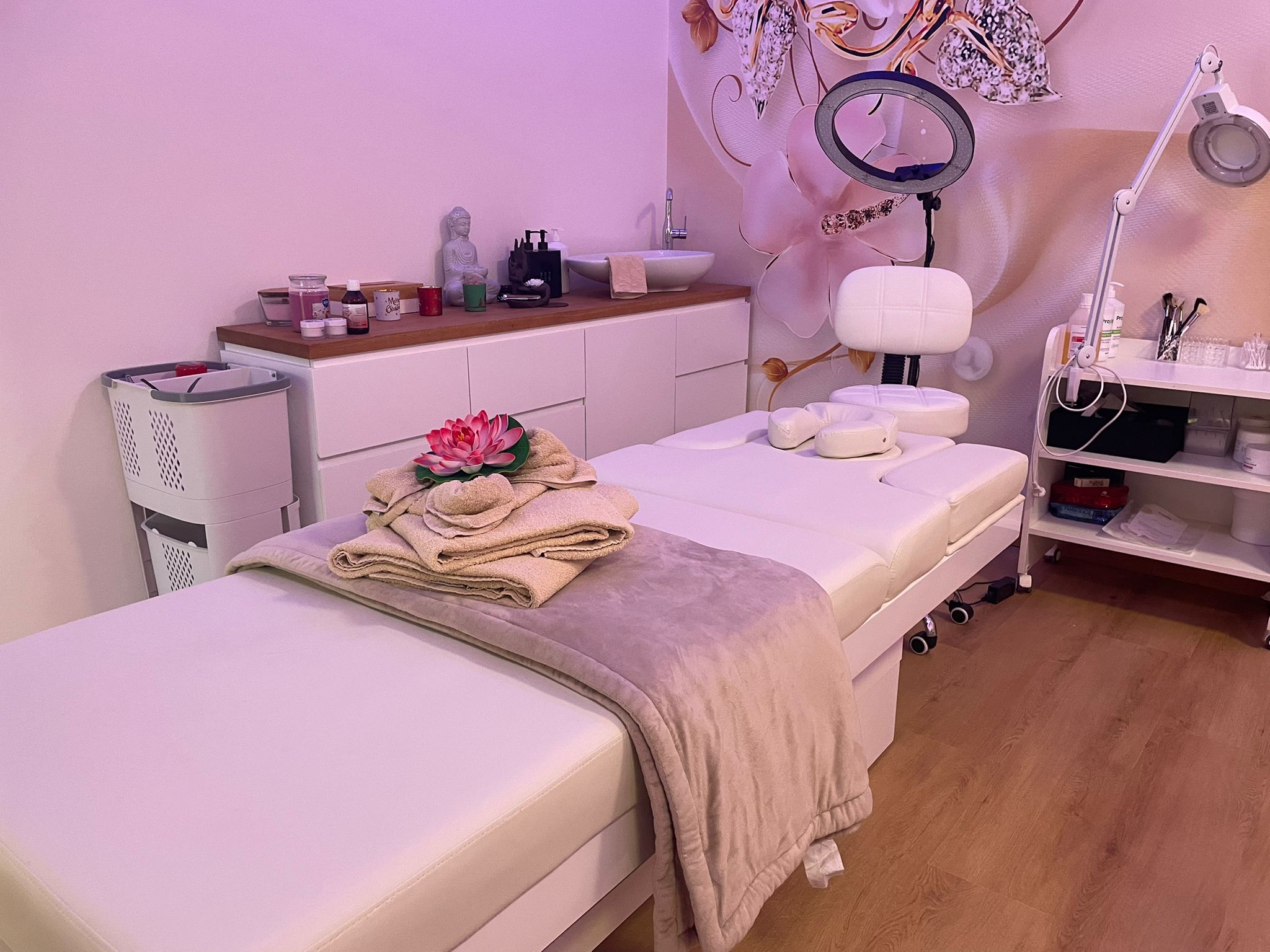 Kosmetik-Behandlungsraum im ABINI Studio mit Behandlungsliege und Pflegeprodukten