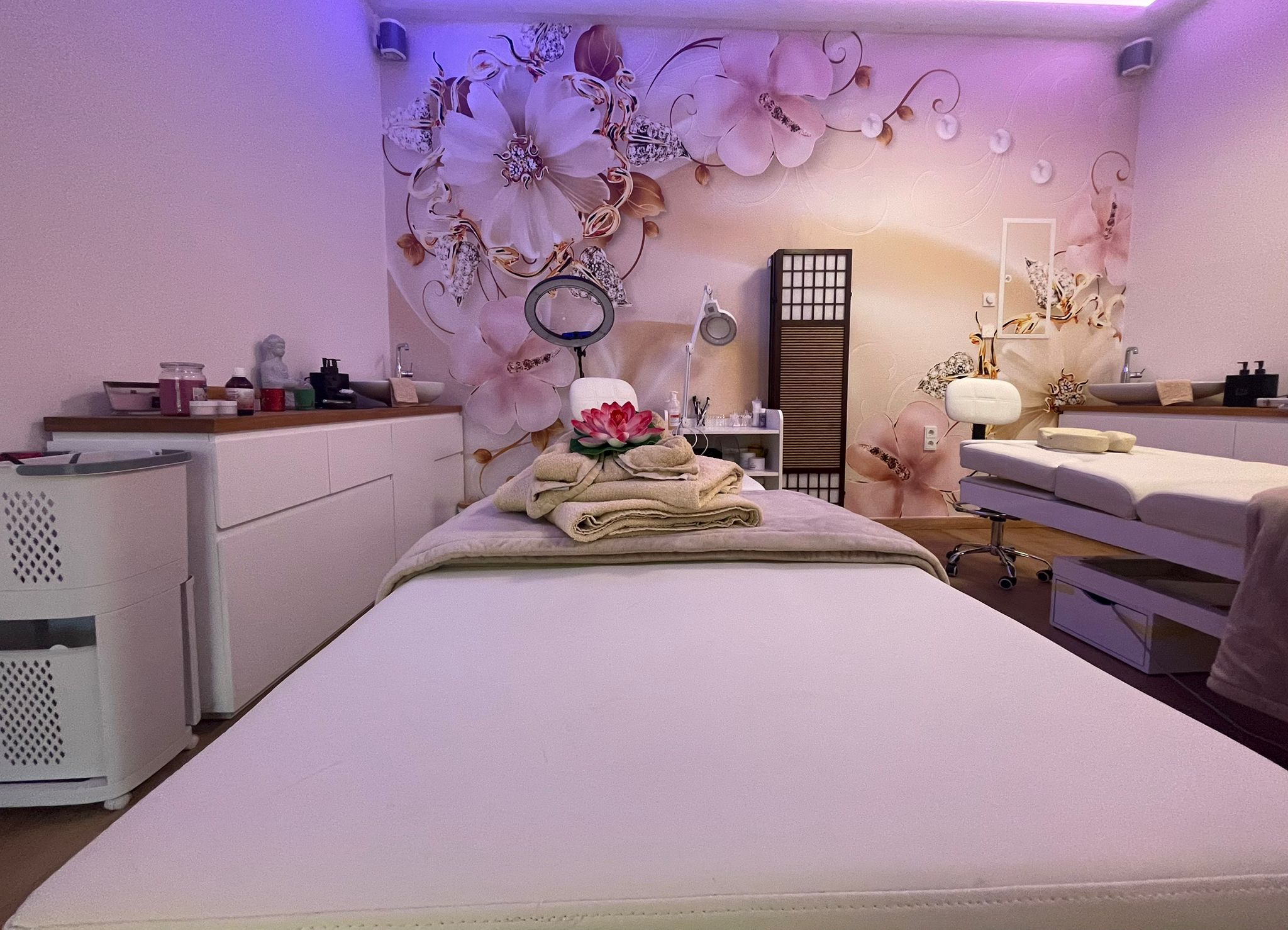 Stimmungsvoll beleuchteter Massageraum im ABINI Studio Bad Harzburg