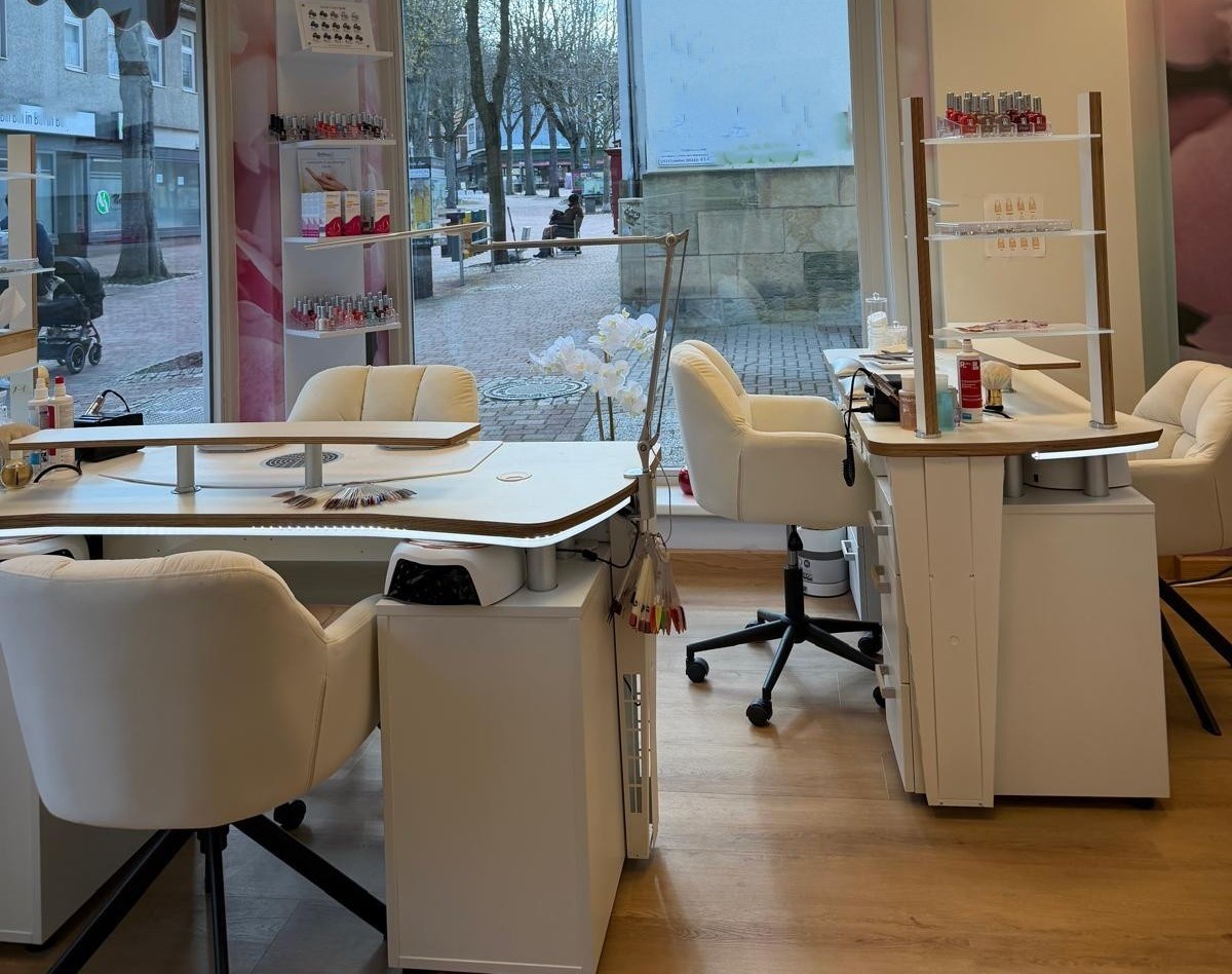 Heller Nagelstudio-Bereich mit Blick zur Stra&szlig;e im ABINI Studio